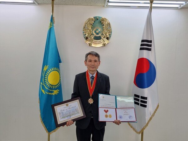 김병학 관장은 지난 2월 카자흐스탄 국립도서관에서 주는 ‘국민의 존경’ 메달을 받았다. 사진 김 관장 제공