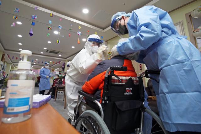광주 북구보건소 의료진들이 코로나19 검사를 위해 검체를 채취하고 있다. 뉴스1