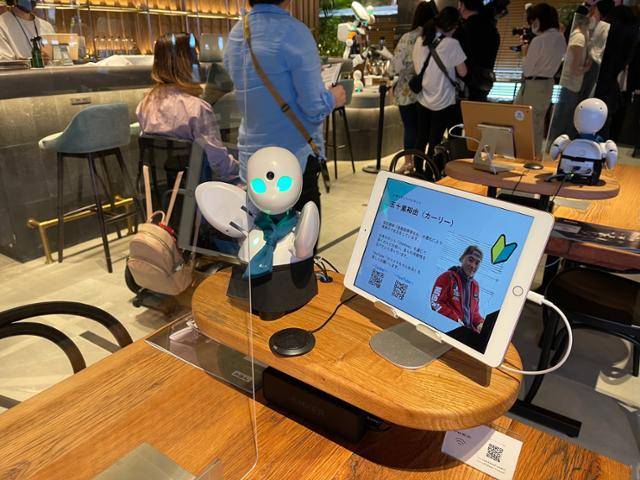 21일 도쿄 주오구 니혼바시에서 그랜드오픈 행사를 가진 ‘분신로봇카페 DAWN’에서 원격으로 일하는 이라가시 히로유키씨가 아바타(분신) 로봇 ‘오리히메’를 통해 기자와 대화하고 있다. 도쿄=최진주 특파원
