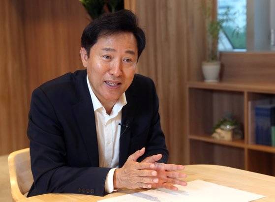 오세훈 서울시장이 지난달 27일 서울시청 집무실에서 중앙일보와 인터뷰하고 있다. 강정현 기자