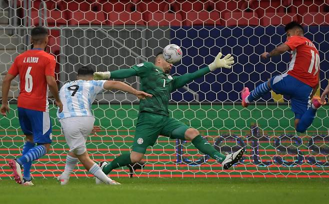 아르헨티나의 세르지오 아구에로(9번)이 파라과이 골문을 향해 슛을 날리고 있다. AFP=연합뉴스