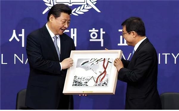 사진 - 2014년 당시 오연천 서울대총장(오른쪽)이 중국 시진핑 국가주석(왼쪽)에게 김병종 화백의 작품 ‘서설(瑞雪)의 서울대 정문’을 선물하는 장면
