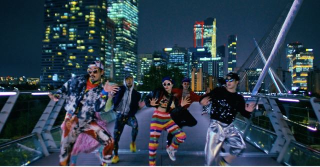 앰비규어스댄스컴퍼니가 ‘하이어 파워’에 맞춰 서울 거리를 누비며 촬영한 댄스비디오의 장면.