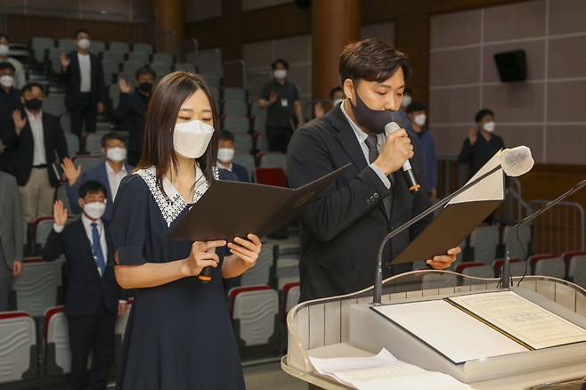 직원대표들이 철도연 행복경영 실천선언문을 낭독하고 있다.[철도연 제공]