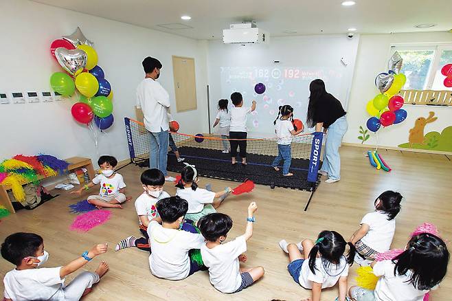 KT가 용산구청과 리얼큐브를 활용한 어린이 운동회를 개최했다. 서울 용산구 맑은 숲 어린이집 원생들이 메타버스 운동회에 참여하고 있다. [KT제공]