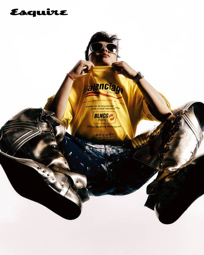 Actress Yi Dong-hwi has been released.Yi Dong-hwi recently conducted a clothing picture in the July issue of the mens magazine Esquire.Yi Dong-hwi, who is usually interested in fashion, is showing sensual plain clothes styling on his SNS.Yi Dong-hwi showed off her presence in this picture, showing off her Aura as well as fashion model.He enjoys his usual neat and unique styling, and he surprised all the staff on the scene by boldly digesting collection pieces such as track suits and distroyed denim pants that seemed to layer the jeans, shirts and shorts inspired by video games, and Schvalier boots that look like metal armor.More pictorial images of Yi Dong-hwi can be found in the July issue of Esquire and on its website.