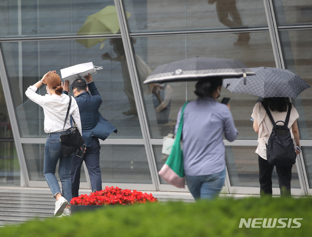 [서울=뉴시스]조수정 기자 = 비가 내리는 15일 오전 서울 영등포구에서 시민들이 우산 등을 들고 출근길 발걸음을 재촉하고 있다. 2021.06.15. chocrystal@newsis.com