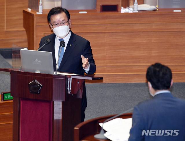 [서울=뉴시스]최동준 기자 = 김부겸 국무총리가 22일 오후 서울 여의도 국회 본회의장에서 열린 본회의 정치·외교·통일·안보 분야 대정부질문에 출석해 답변하고 있다. (공동취재사진) 2021.06.22. photo@newsis.com