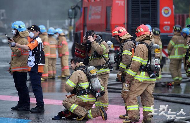경기 이천 쿠팡물류센터 화재 현장에 투입된 소방대원 모습. 이한형 기자