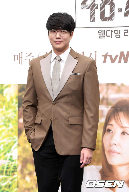 A netizen is also posting on the Blue House National Petition site, buying fans sympathy, amid claims he was Gaslighted by singer Sung Si-kyung.A recent online community posted a long article titled # Why do not you send people to the hospital and agree to me? # I wrote a real name sbs gorilla from January?Currently, the writer A claims that Sung Si-kyung has been stalking him since last year and is doing gaslighting after finding personal information such as The Messenger and YouTube comments.Mr. A sends a long text story to Radio starring Sung Si-kyung, and Sung Si-kyung is taking action related to it.Mr. A is also demanding the truth to the production team of the station PD and the artist as well as Sung Si-kyung, presenting concrete evidence.According to Mr. A, when he replaces the Messenger profile photo, Sung Si-kyung posts a similar photo on his personal SNS a few days later.In addition, when Sung Si-kyung uploads a photo of Tteokbokki to Instagram three days later, and when he visits a restaurant, Sung Si-kyung uploads a photo of his visit to a nearby restaurant to SNS a few days later.Even A told Sung Si-kyung in a DM (direct message) about this: Why do you keep doing this? How do you know me and why do you follow me like this?I think I will make it tomorrow if I tell you to make a Haribo cake. The next day, Sung Si-kyung made a Haribo cake and posted a video on his personal SNS.In addition, Mr. A has appealed to many radios such as MBC, KBS, and SBS since last summer, claiming that Sung Si-kyung songs are released, or that his profile photos or DM related to the opening and various quizzes are related to the DM sent to Sung Si-kyung.And Mr. A said, Its like a drama, right? Its true.If the broadcast is manipulated by the network and the dinner of one individual, how easily can it be a broadcast that is biased toward one side with power or power?Gaslighting is scary.I thought it was fate and I would like to say Confessions at Christmas, I told Radio that I would refuse Confessions, and I seemed to be dreaming if I wanted to go to the company and I made a dream of the man compositions songwriting OST and Beginning Again OST. I already knew many people including Kim Tae-gyun, Shin Dong-yeop, and Baek Ji-young from spring and summer last year before I noticed.Since then, Mr. A has consistently posted on the same online community that he is Gaslighting from Sung Si-kyung, and Sung Si-kyung says that the reason why he does not sue himself is because it is real.But the publics reaction is only cold - rather, the reaction that Mr. A cannot be understood.Mr. A uploaded a petition on the Blue House National Petition website entitled Gaslighting Mental Damage Punishment Strengthening, Insta Real Name System, Broadcasting Abuse Act Regulation (Gaser Si-kyung, .However, even though the article has been published for almost a month, only 49 people have agreed.In addition, there is a suspicion that the person who agreed and the person who left the comment seemed to have done it by A.Therefore, most of the netizens are worried about Mr. A, leaving comments such as I think it is better to go to the hospital before it is too late, Radio, do not see SNS, Go to the hospital and get counseling and Sung Si-kyung does not know why he does not sue.Sung Si-kyung has been aware of the contents since then and is known to be aware of the situation related to Mr. A.DB