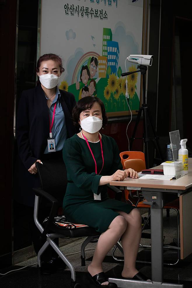 텐예카타리나 러시아어 통역사(왼쪽)와 변은화 중국어 통역사(오른쪽). ⓒ시사IN 이명익