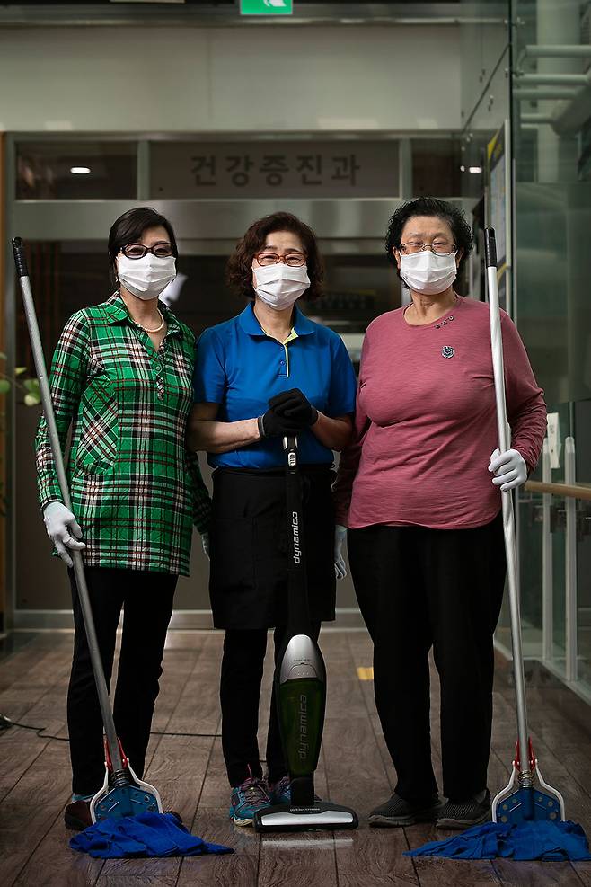 상록수보건소 청소 담당 이금자씨, 최순희씨, 정효덕씨(왼쪽부터). ⓒ시사IN 이명익