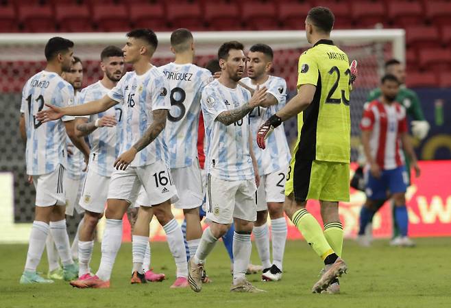 아르헨티나 선수들이 22일 코파아메리카 조별리그 파라과이전에서 1-0으로 승리한 뒤 하이파이브를 나누고 있다. AP연합뉴스