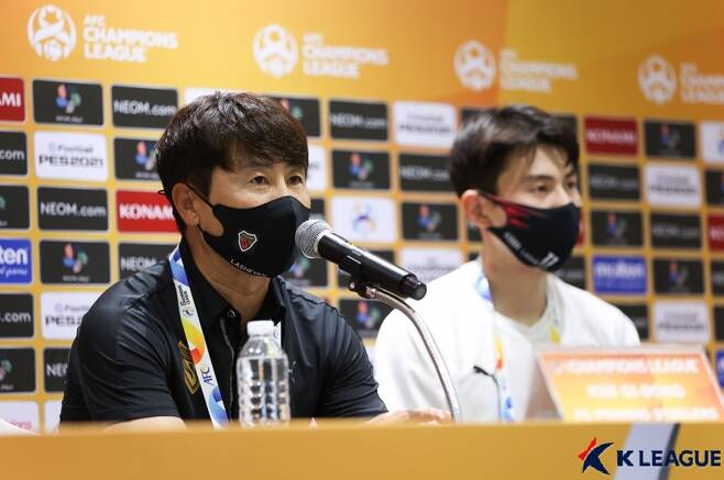 ▲ 김기동 감독(왼쪽) ⓒ 한국프로축구연맹