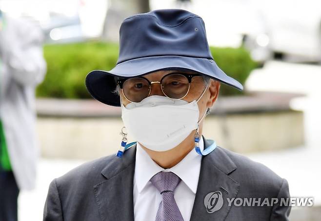 결심공판 출석하는 오거돈 (부산=연합뉴스) 강덕철 기자 = 강제추행치상 혐의로 기소된 오거돈 전 부산시장이 21일 오전 부산 연제구 부산지방법원에서 열린 2차 결심공판에 출석하고 있다. 2021.6.21 kangdcc@yna.co.kr