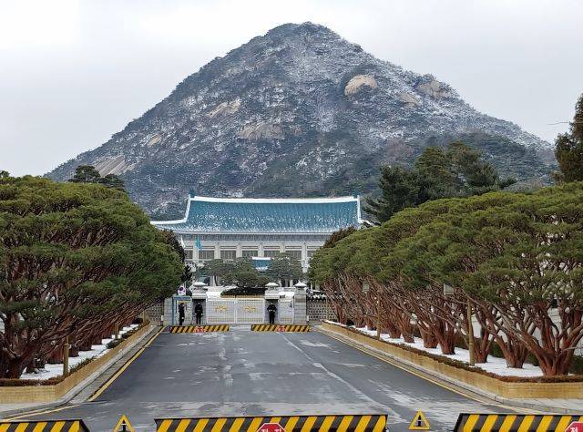 청와대 자리는 원래 경복궁 후원이었다. 경복궁을 완전히 복원하려면 후원도 옛모습을 찾아야 한다고 전문가들은 주장한다./'청와대! 새집 줄게 헌집 주오'