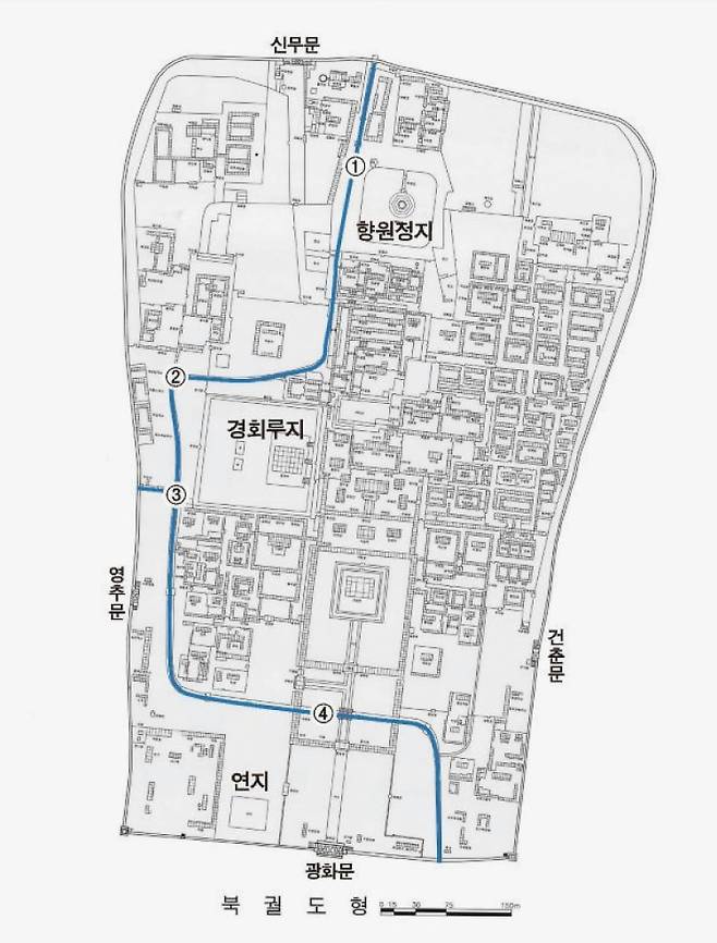 고종의 경복궁 중건 당시 그려진 경복궁 내부 지도. 건물들이 빼곡히 들어차 있는 가운데 북에서 남쪽으로 물길(푸른색)이 나 있다./문화재청