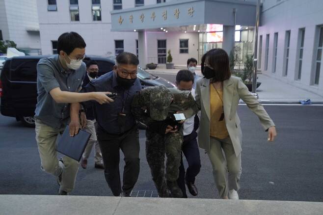 극단적인 선택을 한 공군 여성 부사관을 성추행한 혐의를 받는 사건의 피의자 장모 중사가 지난 2일 오후 서울 용산구 국방부 보통군사법원 영장실질심사에 출석하고 있다. /뉴시스