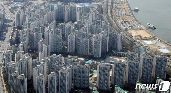 한국은행이 22일 올 상반기 금융안정보고서에서 집값 하락 경고음을 울렸다. 사진은 서울 도심 아파트 단지의 모습. /사진=뉴스1