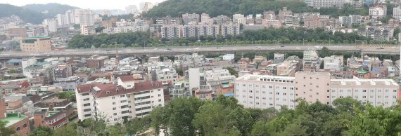 국토교통부는 23일 도심 공공주택 복합사업 5차선도사업 후보지로 서울 서대문구 홍제동 저층주거지역 1곳과 경기 부천시 중동역세권 등 5곳을 선정했다. 서울 서대문구 홍제동 고은산 서측 지역 일대. 뉴시스