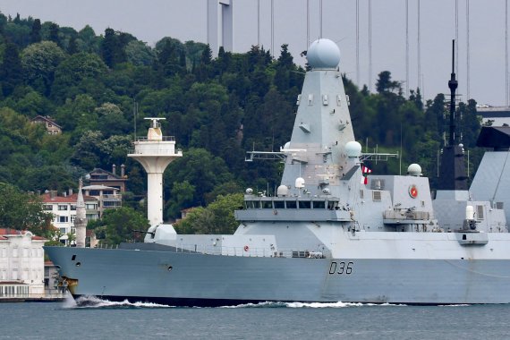 영국 해군의 구축함인 HMS 디펜더가 지난 14일(현지시간) 터키 이스탄불을 떠나 흑해로 이동하는 모습. 로이터뉴스1