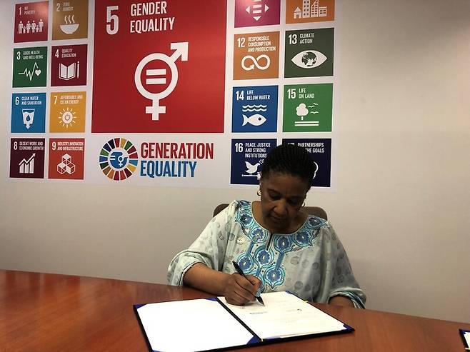 품질레 음람보-응쿠카 유엔여성기구 총재가 23일 유엔여성기구 성평등센터 설립에 관한 양해각서에 서명을 하고 있다. 여성가족부 제공
