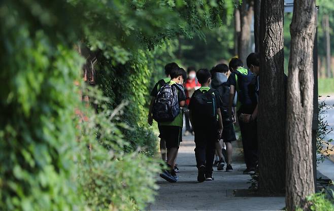 서울 시내 한 중학교에서 학생들이 등교하는 모습. 연합뉴스