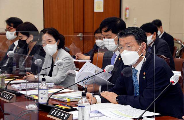 은성수 금융위원장이 22일 서울 여의도 국회에서 열린 정무위 전체회의에서 의원들의 질의에 답변하고 있다. 사진=연합뉴스