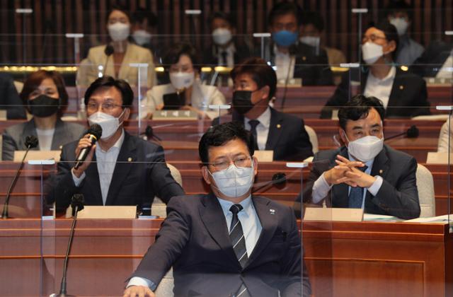 송영길(맨 앞) 더불어민주당 대표가 지난 22일 국회에서 열린 의원총회에서 회의 공개 여부와 관련한 김민석 의원의 의사진행 발언을 경청하고 있다. 뉴스1