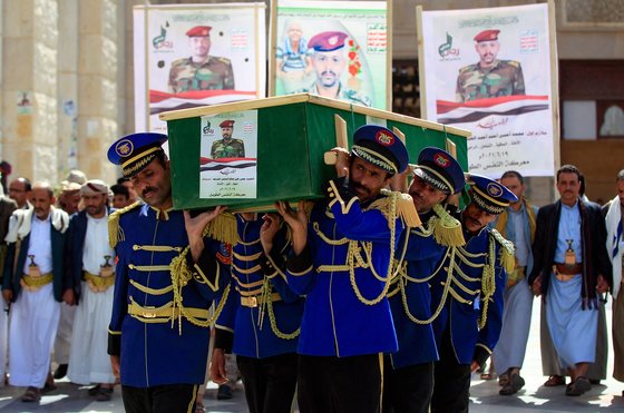 예멘에서 열린 시아파 후티 반군 전사자들의 장례식. 이들은 이란의 지원을 받는 것으로 알려졌다. AFP=연합뉴스
