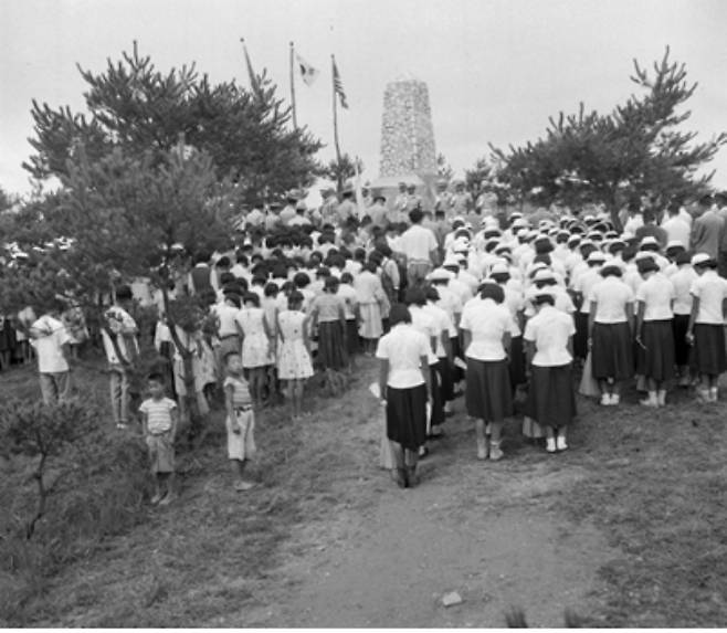 죽미령 유엔군초전기념비 앞에 몰려든 추모객들. 오산 죽미령 평화공원 제공