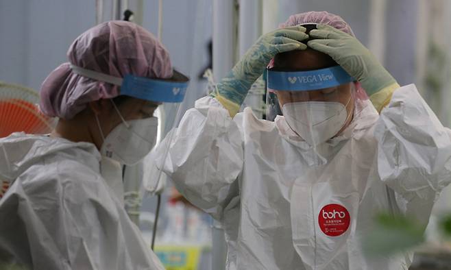 대전 유성구에 위치한 교회와 관련해 신종 코로나바이러스 감염증(코로나19) 확진자가 집단으로 발생한 가운데 23일 대전 서구보건소 선별진료소에서 의료진들이 검사를 준비하고 있다. 뉴스1