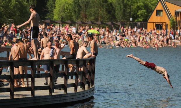 더위를 식히기 위해 모스크바의 한 연못으로 몰린 수많은 피서객들