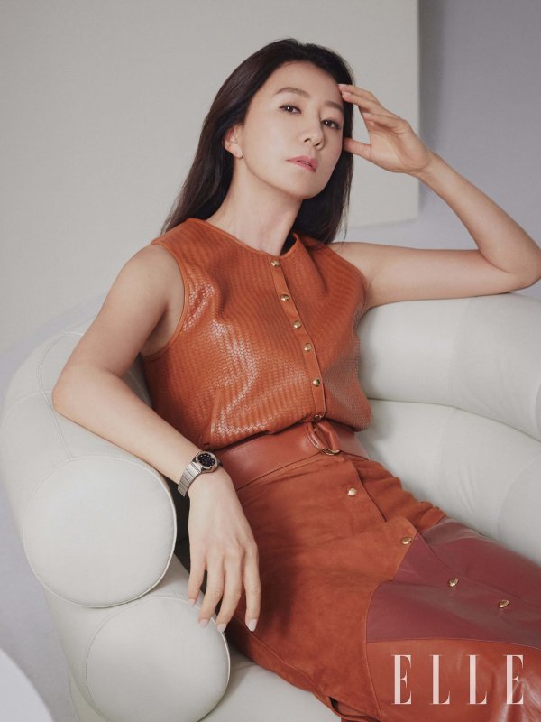 Fashion magazine <Elle> released a picture with Actor Kim Hee-ae.This picture was conducted in an atmosphere that seemed to come to a modern office of understated design.It is the back door that the overwhelming charm of Kim Hee-ae, who completely digested all the costumes like the fashion icons of many women such as the structural silhouette dress, the elegance sleeveless silk dress, and the knit dress with the body line, burst out applause and exclamation during shooting.Kim Hee-aes pictures and videos can be found in the July issue of Elle, the homepage, and the official SNS channel.
