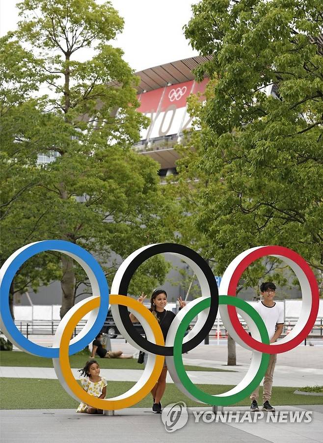 한 달 앞으로 다가온 도쿄 올림픽 (도쿄 교도=연합뉴스) 지난 22일 시민들이 도쿄 국립경기장 올림픽 조형물에서 기념촬영을 하고 있다. 2021.6.22 photo@yna.co.kr