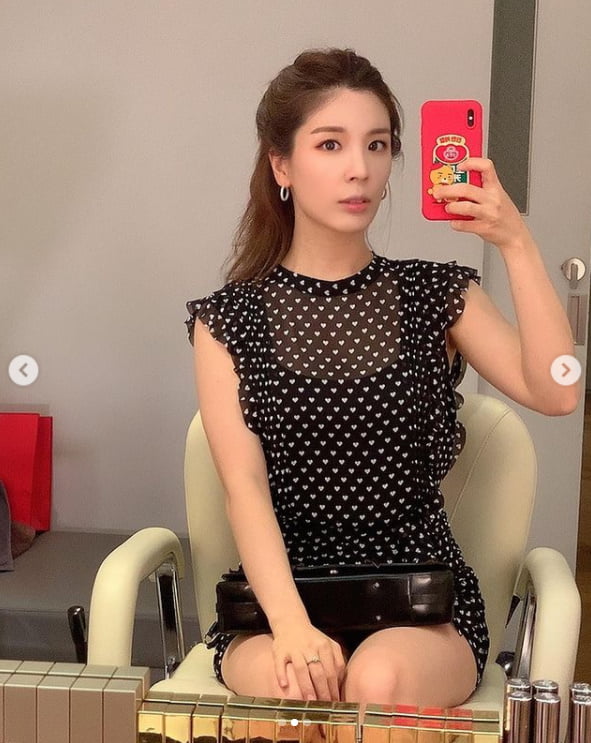 Musical Actor Yonji Ham pulls Sight with sleek jawlineYonji Ham posted a picture on his instagram on the 24th, writing, GoooooooooooooooooooooooooooooooooooooooooooooooooooooooooooooooooooooooooooooooooooooooooooooooooooooooooooooooooooooooooooooDressed in a heart dot patterned outfit, Yonji Ham tied her hair back and took a picture of herself reflected in the mirror, her sleek jawline seemingly winning weight loss.The bright and clean makeup also attracts attention.Meanwhile, Yonji Ham is called Ottogi III; his grandfather is the first president of Ottogi founder Ham Tae-ho, and his current chairman, Ham Young-joon, is the father.He married his boyfriend, a non-entertainer of the same age, in 2017, and enjoys his honeymoon.