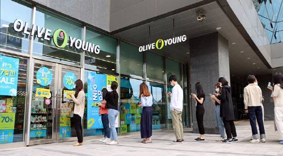 ‘올영세일’이 시작된 3일 오전, 선착순 특가 행사 상품을 구매하기 위해 한 올리브영 매장 앞에 줄을 선 고객들의 모습. (사진=올리브영)