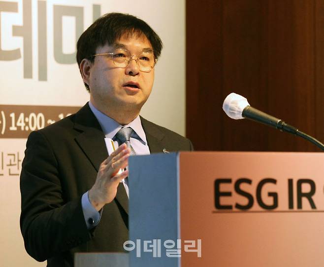 이종승 IR큐더스 대표이사가 24일 오후 서울 중구 장충동 신라호텔에서 열린 ‘제12회 이데일리 전략포럼’ ESG IR 아카데미에서 강연을 하고 있다.(사진=김태형 기자)