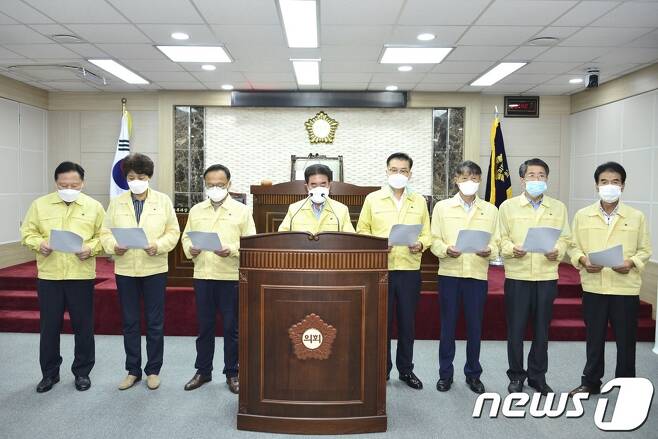 충북 옥천군의회 의원들. © 뉴스1