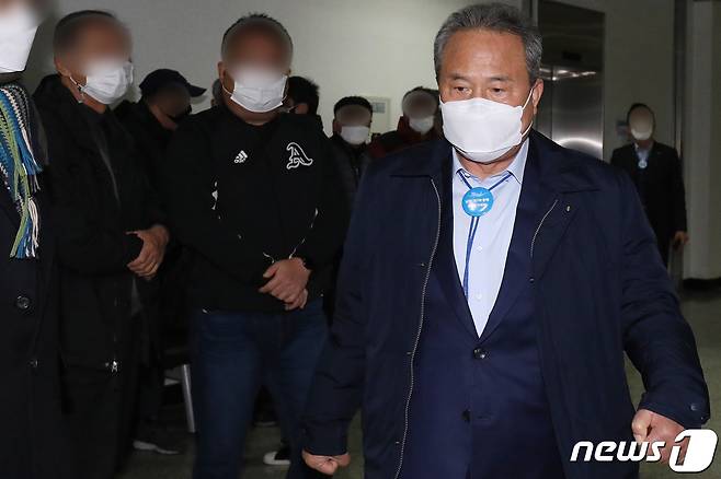 재판에 출석하는 김영만 경북 군위군수 . (사진은 기사 내용과 무관함)  2020.12.18 /뉴스1 © News1 공정식 기자