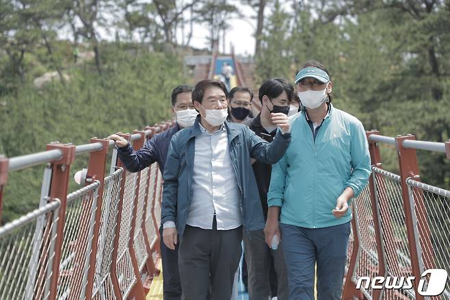 정천석 동구청장이 24일 울산 동구 대왕암공원 출렁다리에서 관계자들과 이야기하고 있다. © 뉴스1