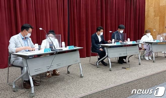 증평 송산초등학교 신설추진을 위한 간담회가 군립도서관에서 열렸다.2021.6.24© 뉴스1
