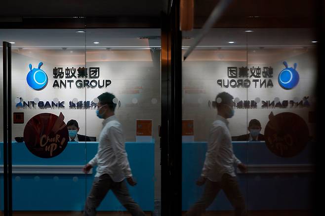 작년 10월 23일 홍콩에 위치한 앤트그룹 사무실 앞으로 한 직원이 걸어가고 있다. 이 다음 달로 예정됐던 앤트그룹의 홍콩·상하이 증시 동시 상장 계획은 중국 정부에 의해 전격 취소됐다. /AP 연합뉴스