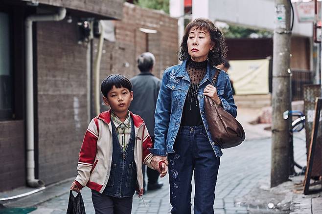영화 '죽여주는 여자'에서 소영(윤여정)은 직업과 무관하게 어린 아이에 대한 모성애를 보여준다. /영화 캡쳐
