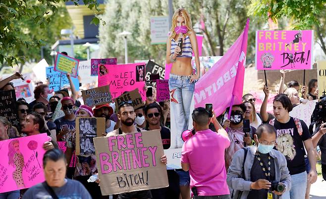 23일(현지 시각) 미국 캘리포니아주 로스앤젤레스(LA) 카운티 스탠리 모스크 법원 앞에서 팝가수 브리트니 스피어스의 지지자들이 '브리트니를 해방하라'(Free Britney)라고 적힌 피켓 등을 들고 시위를 벌이고 있다. /연합뉴스