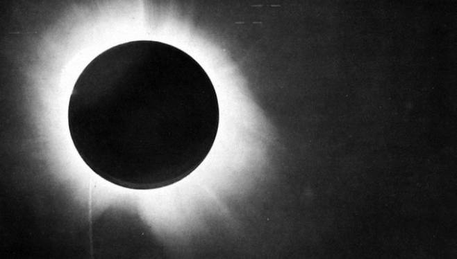 1919년 영국 천문학자 아서 에딩턴이 촬영한 태양 개기일식 사진이다. 위키미디어 제공