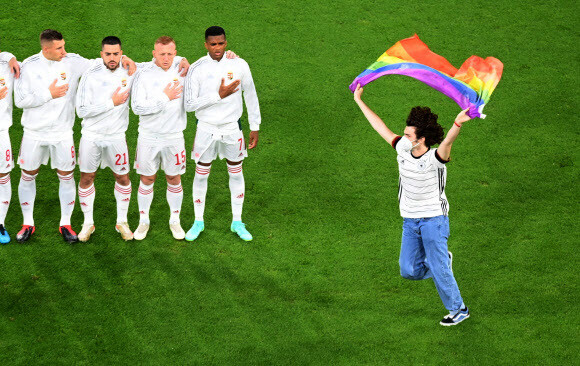 23일 독일 뮌헨에서 열린 유럽축구선수권 헝가리-독일전에 한 관객이 난입해 무지개 깃발을 흔들고 있다. 로이터 연합뉴스