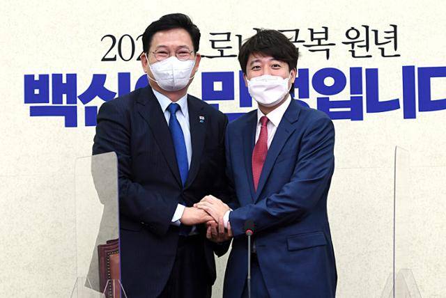 이준석 국민의힘 대표(오른쪽) 17일 오후 서울 여의도 국회에서 송영길 더불어민주당 대표를 예방하고 있다. 뉴스1