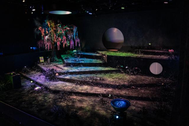 연극 '사랑Ⅱ'의 무대는 풀과 나무, 분수 등으로 채워져 있는데 몽환적인 분위기를 만든다. 국립극단 제공