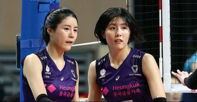 흥국생명은 지난 2월 학교폭력 논란에 자리한 이다영(왼쪽)과 이재영 쌍둥이 자매에 대해 무기한 출전 정지 자체 징계를 내렸다. 그러나 오는 30일 V리그 선수 등록 마감 시한을 앞두고 두 선수에 대한 복귀 수순을 선택했다. [사진=발리볼코리아닷컴]